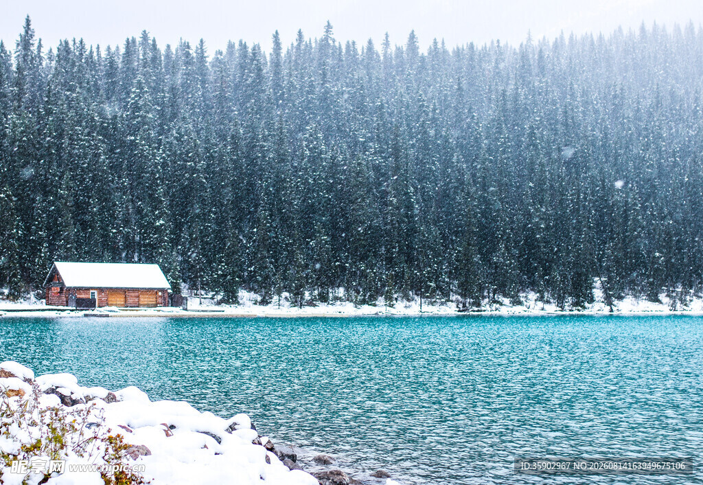 雪覆湖畔小屋静谧冬景