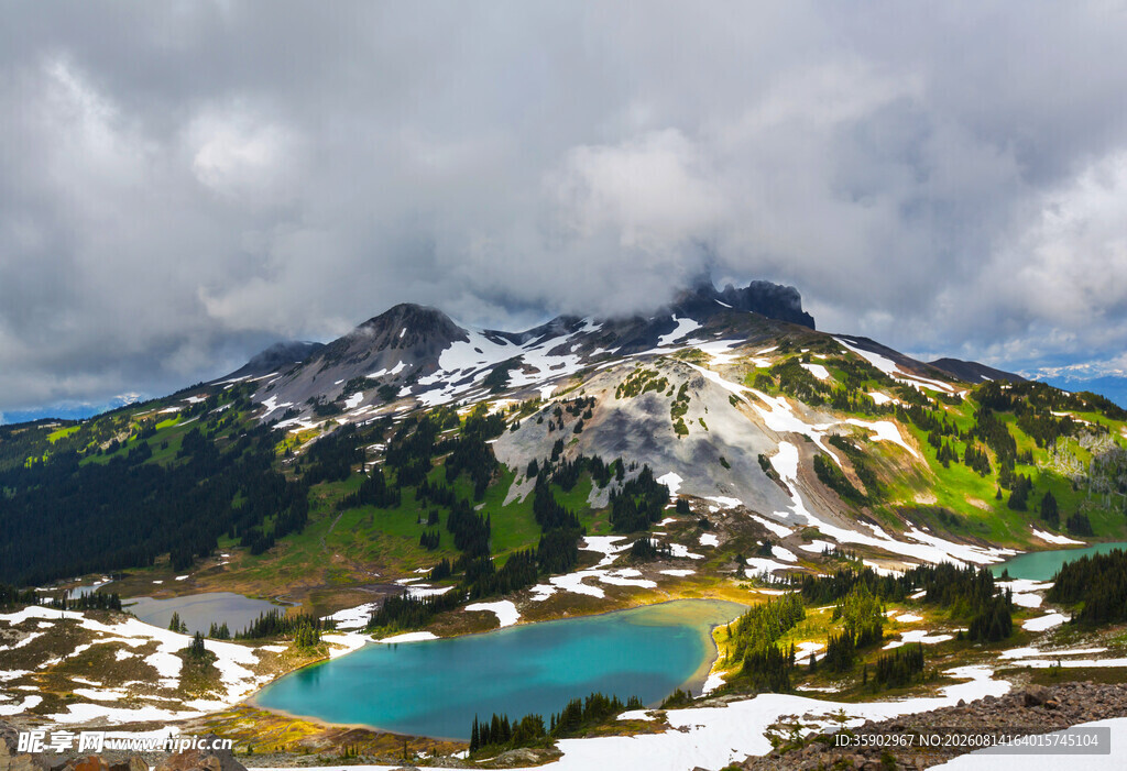 高山湖泊壮丽自然景观