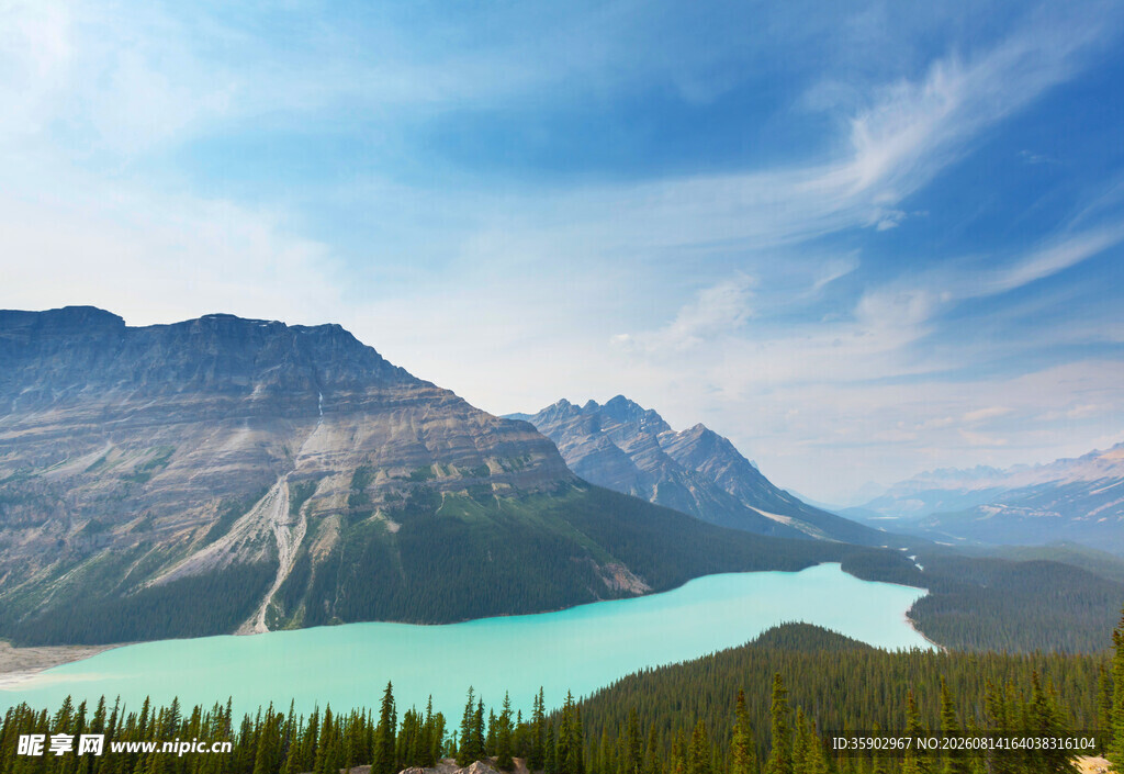壮丽山水间的碧湖美景