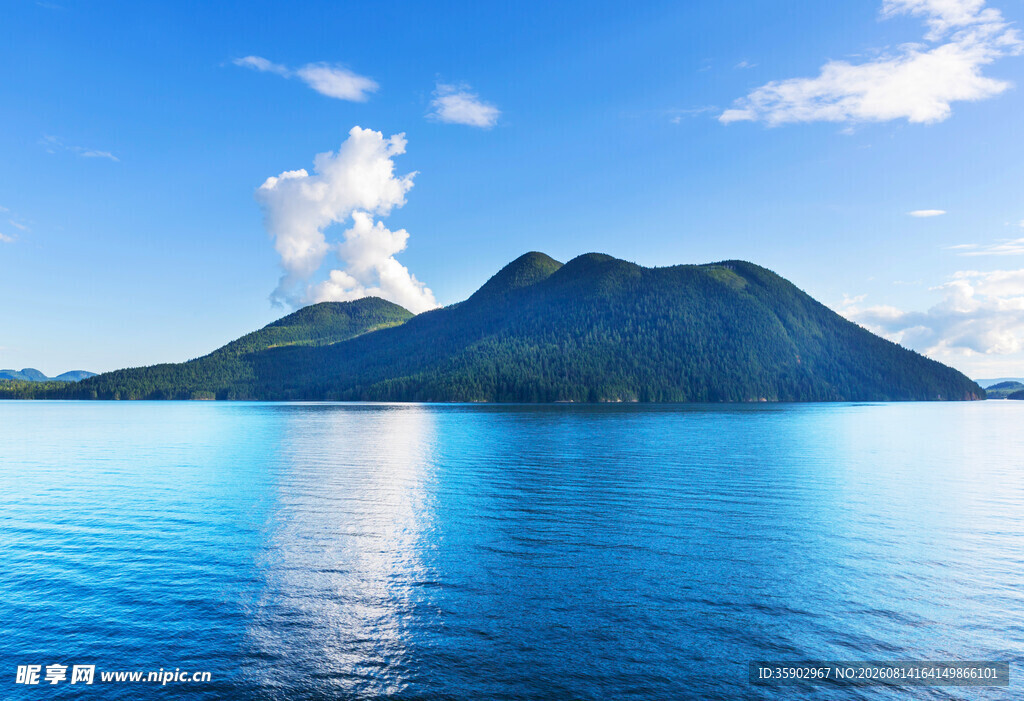 美丽海岛与澄澈海水景观