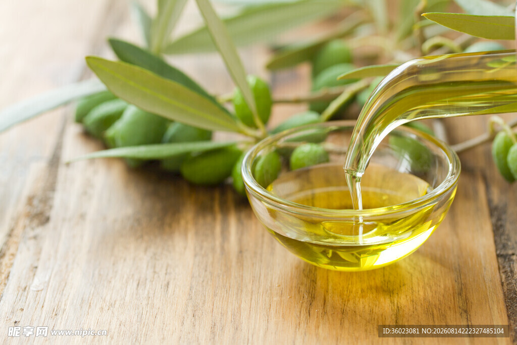 橄榄油正倒入小玻璃杯中
