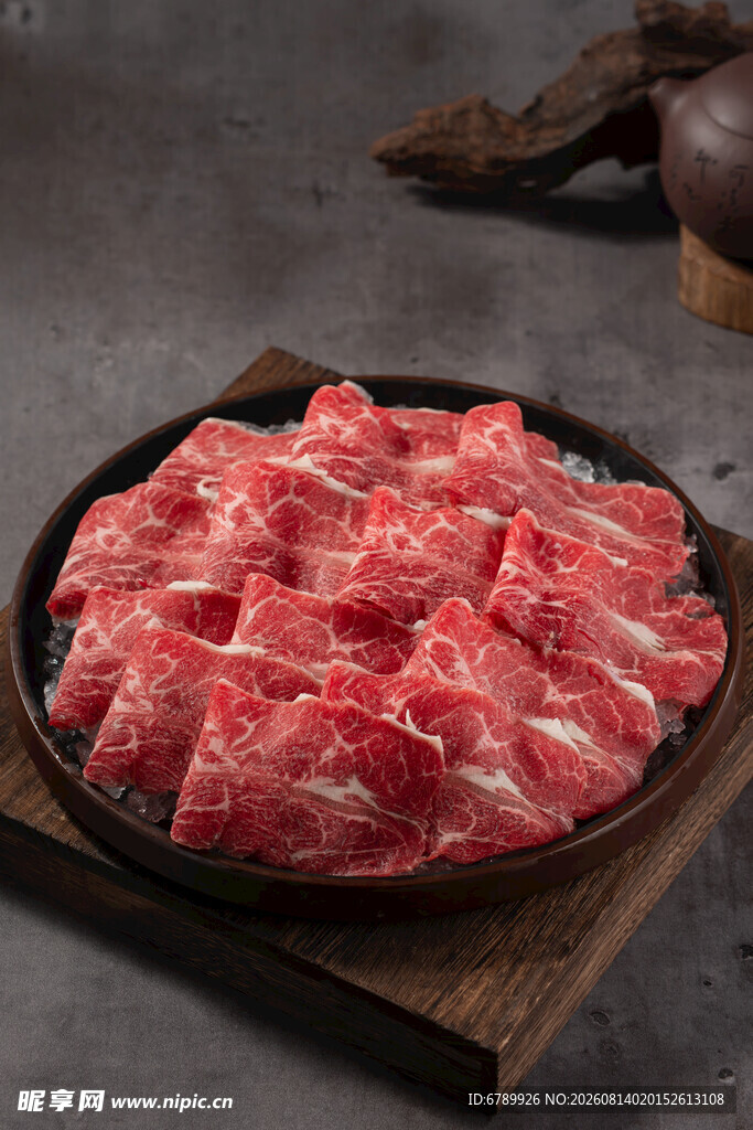 新鲜牛肉片色泽诱人