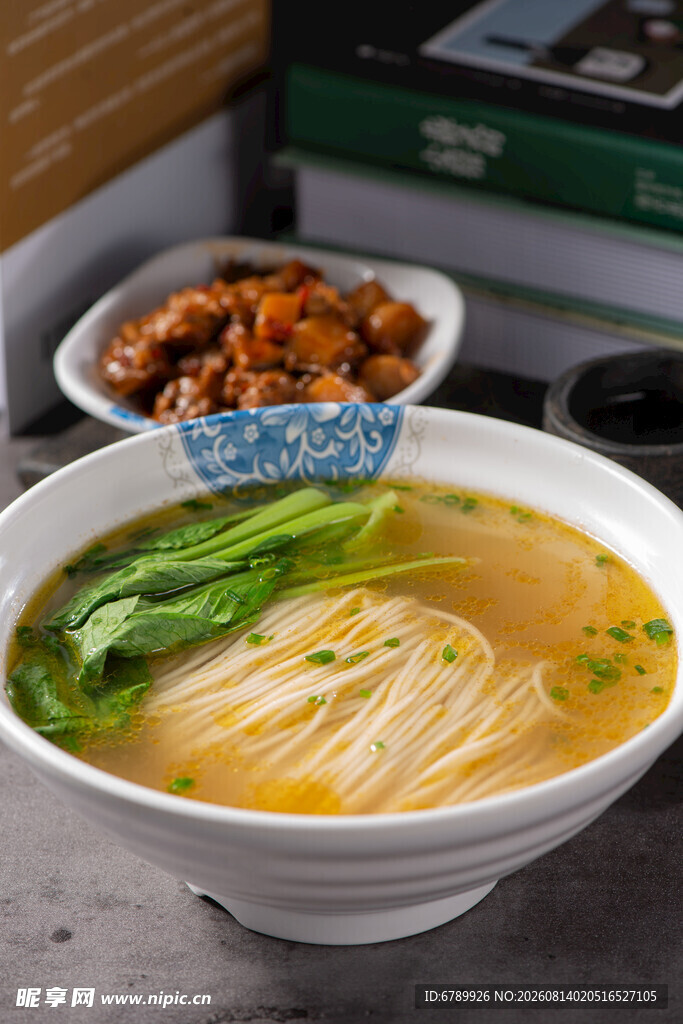 鸡汤清汤面配鸡骨架