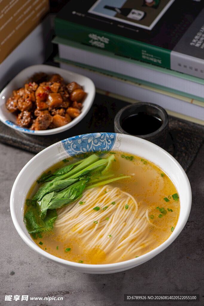 鸡汤清汤面配鸡骨架
