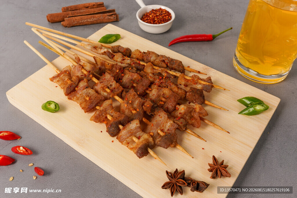 美味烤肉串配清爽啤酒