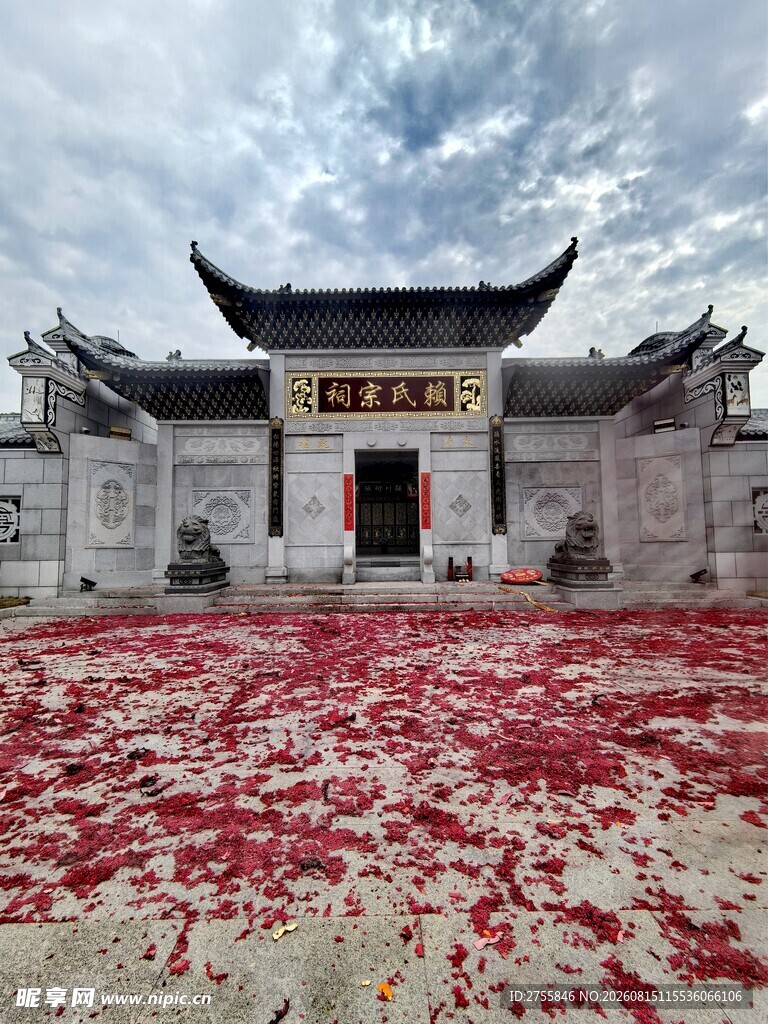古宅前洒落的红色花瓣