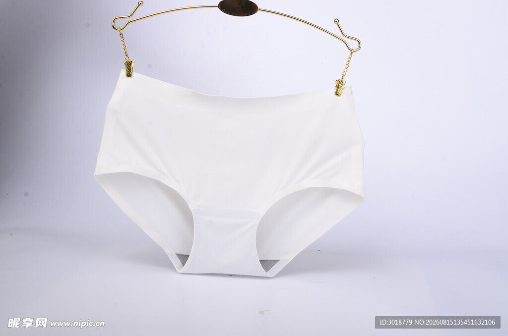 白色简约女士内裤展示