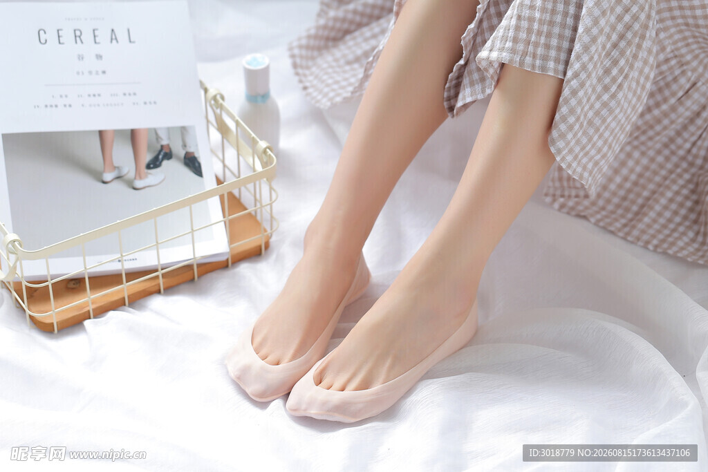 女士优雅赤足姿态展示