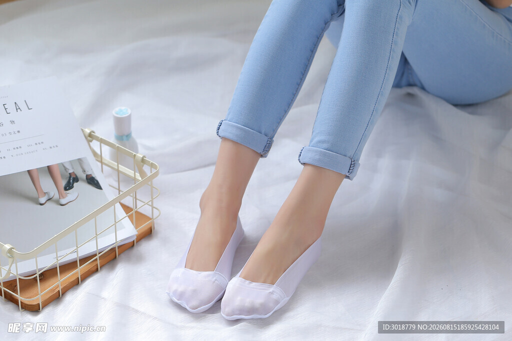 女士浅色船袜与休闲裤搭配