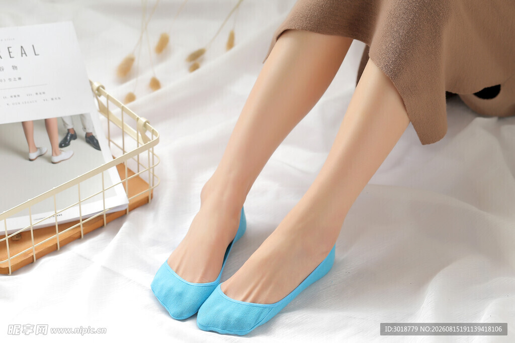 女士蓝色蕾丝船袜展示