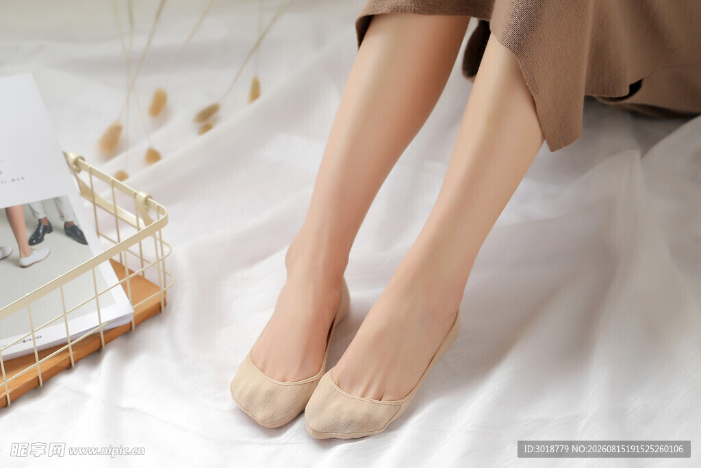 女士裸色丝袜美腿展示