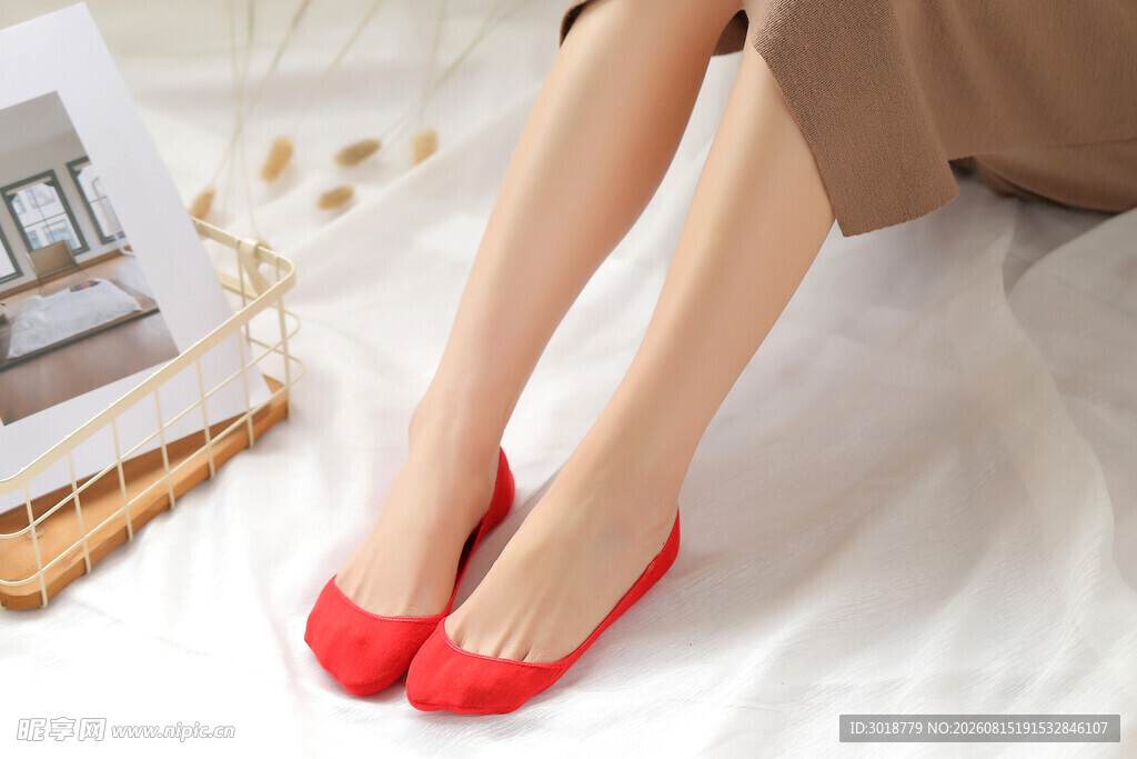 女士红色平底鞋时尚展示