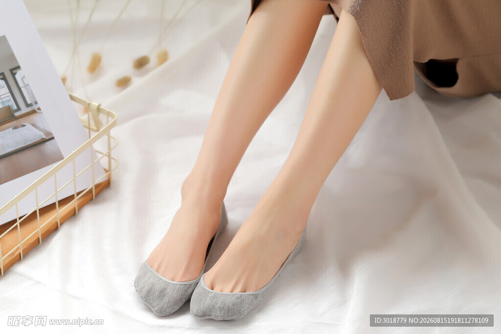女士可爱毛绒短袜展示