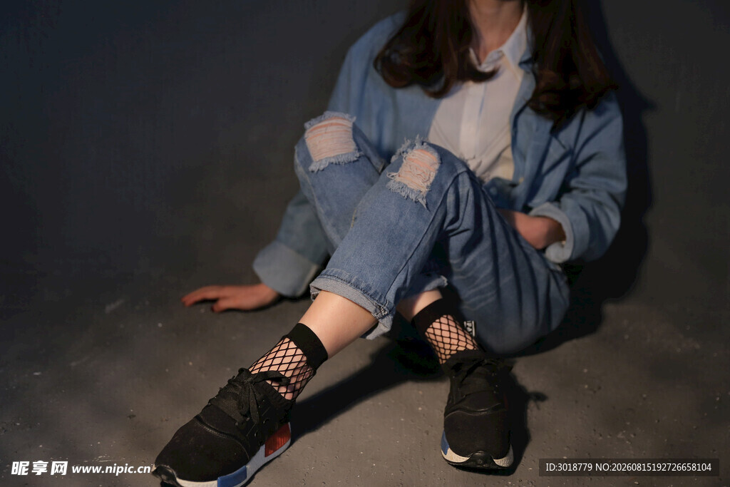 休闲风女孩坐姿时尚穿搭