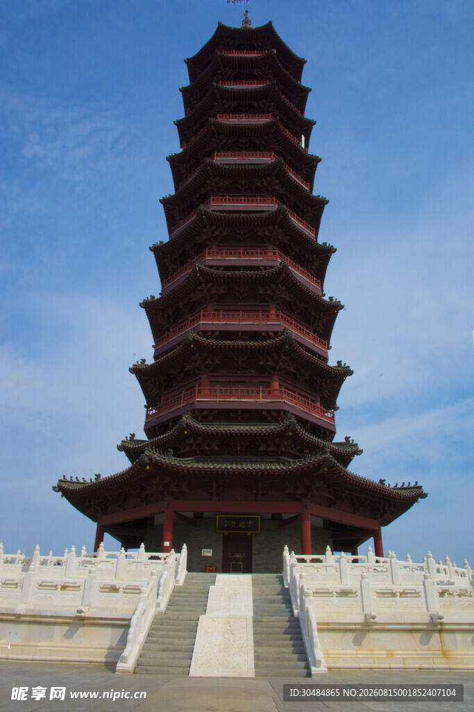 古朴多层宝塔矗立蓝天