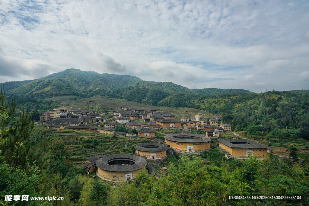 福建土楼村落依山而建