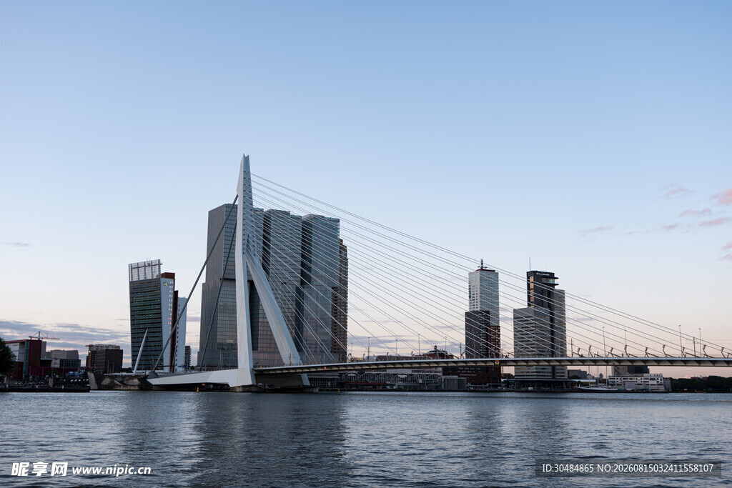 河畔现代高楼城市景观