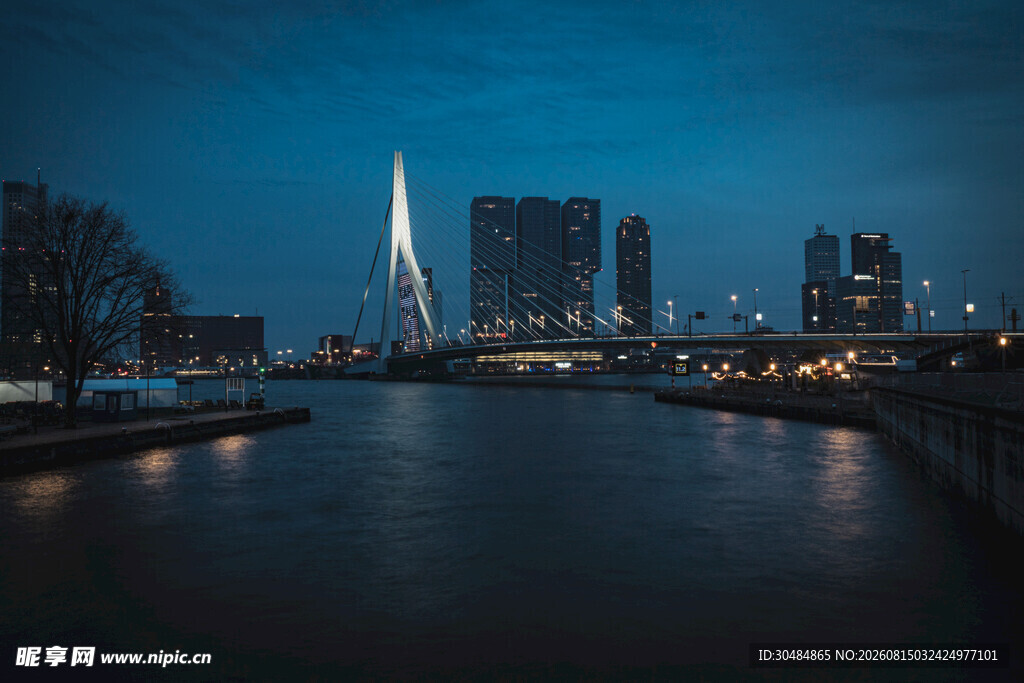 河畔城市夜景璀璨风光