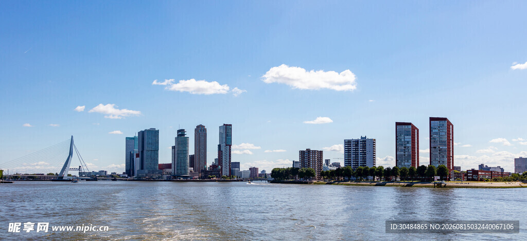 河畔城市天际线景观