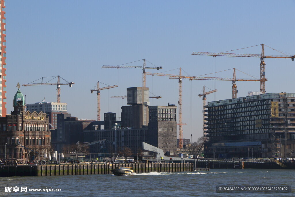 河畔城市建设中的建筑景观