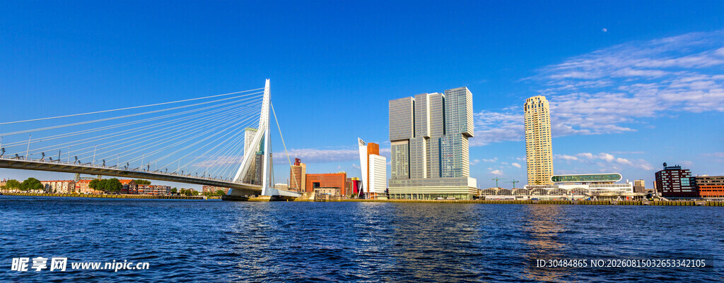 城市河畔风光与现代建筑
