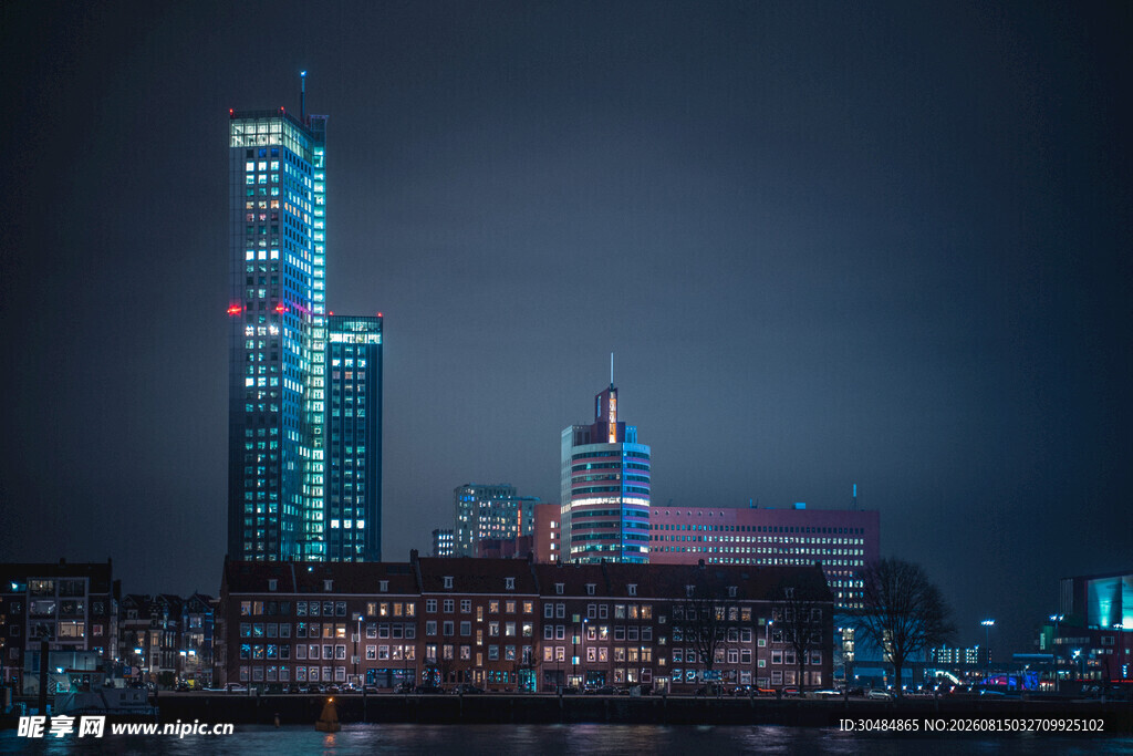 城市夜景中的璀璨摩天大楼