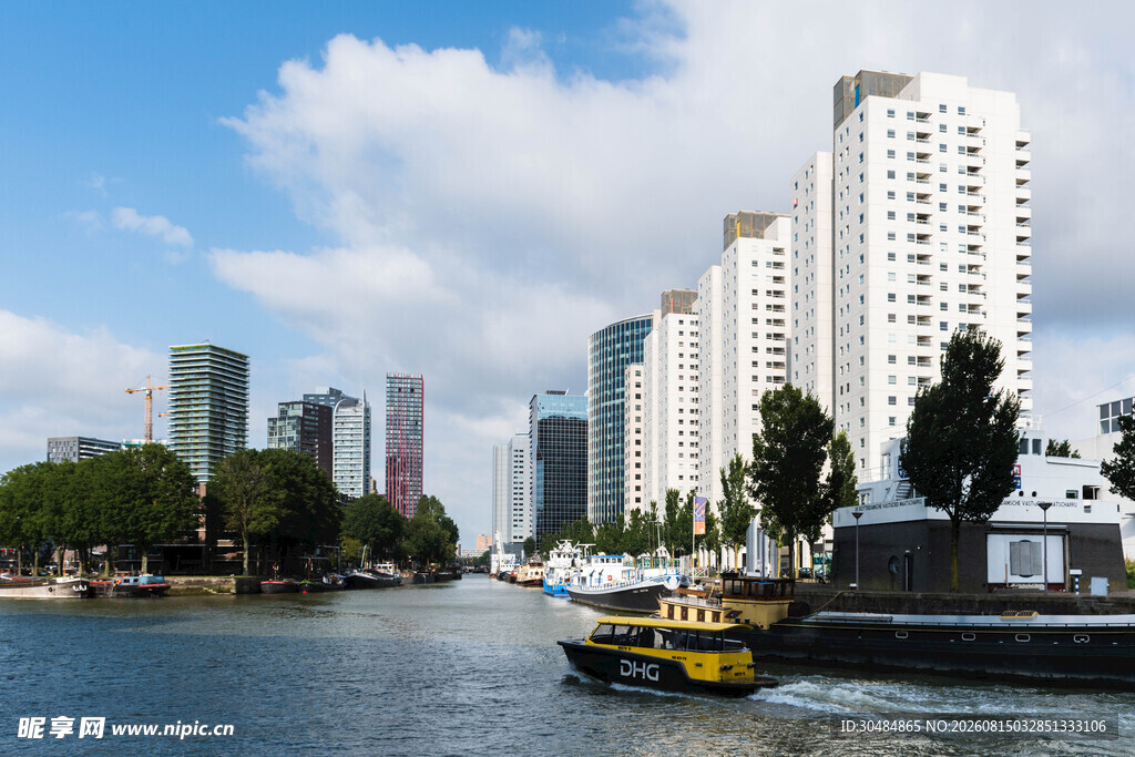 河畔城市风光与船只景象
