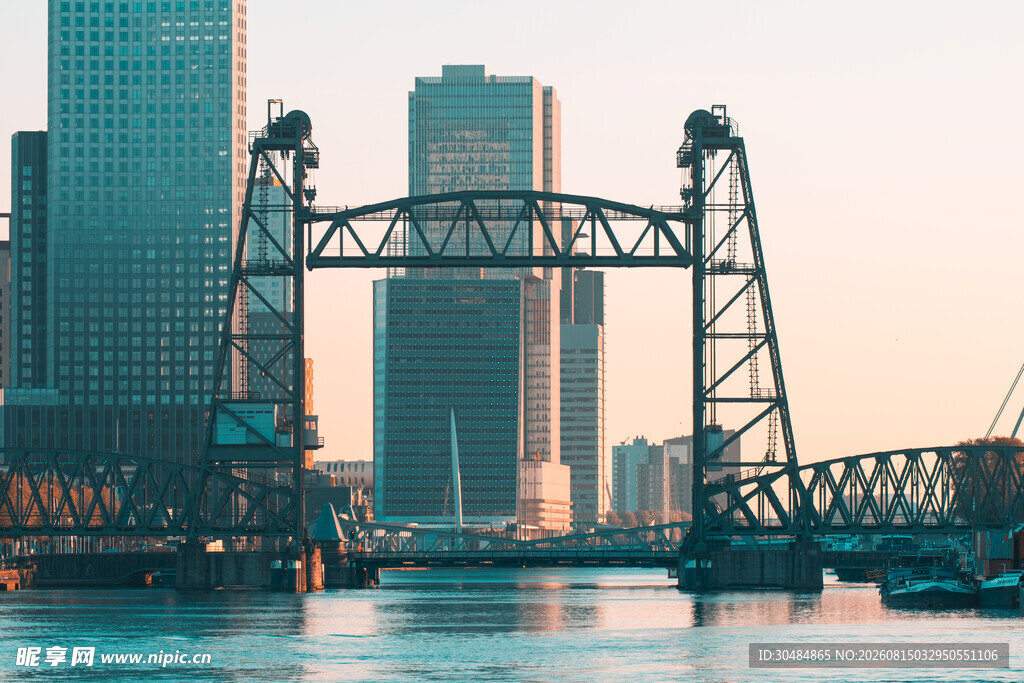 城市河畔的钢铁桥梁景观