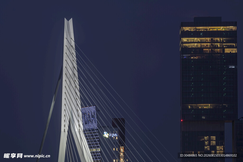 夜晚城市中的现代桥梁景观