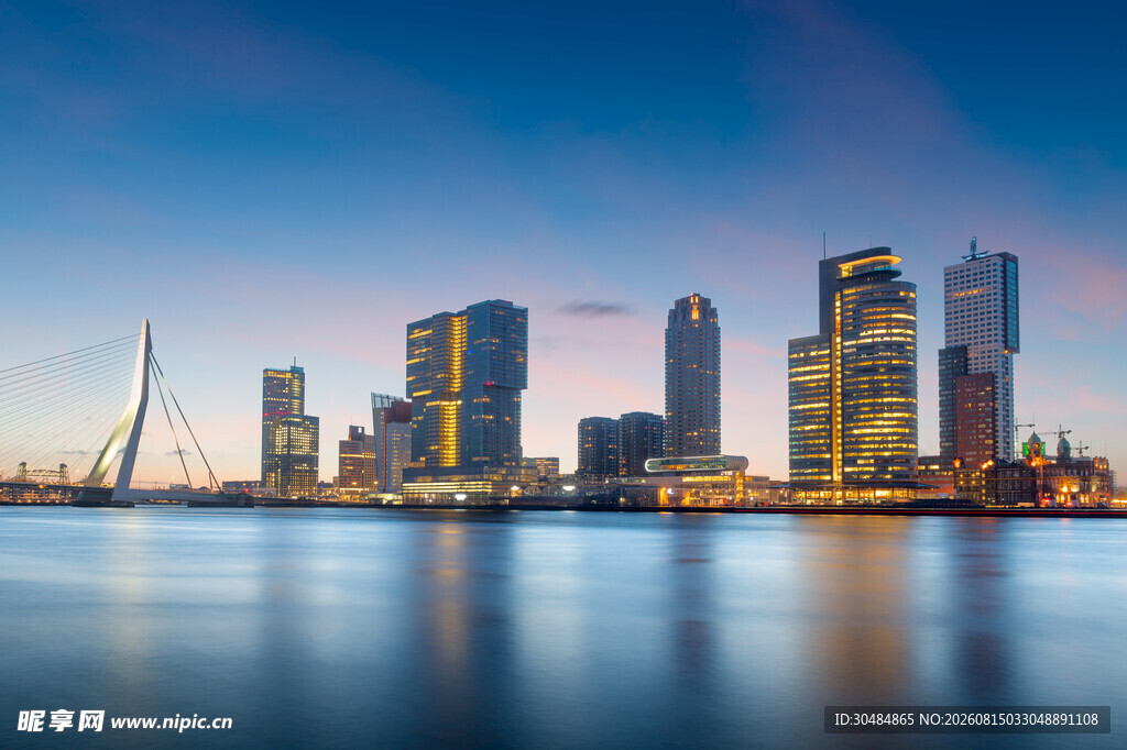 城市夜景下的现代建筑风光