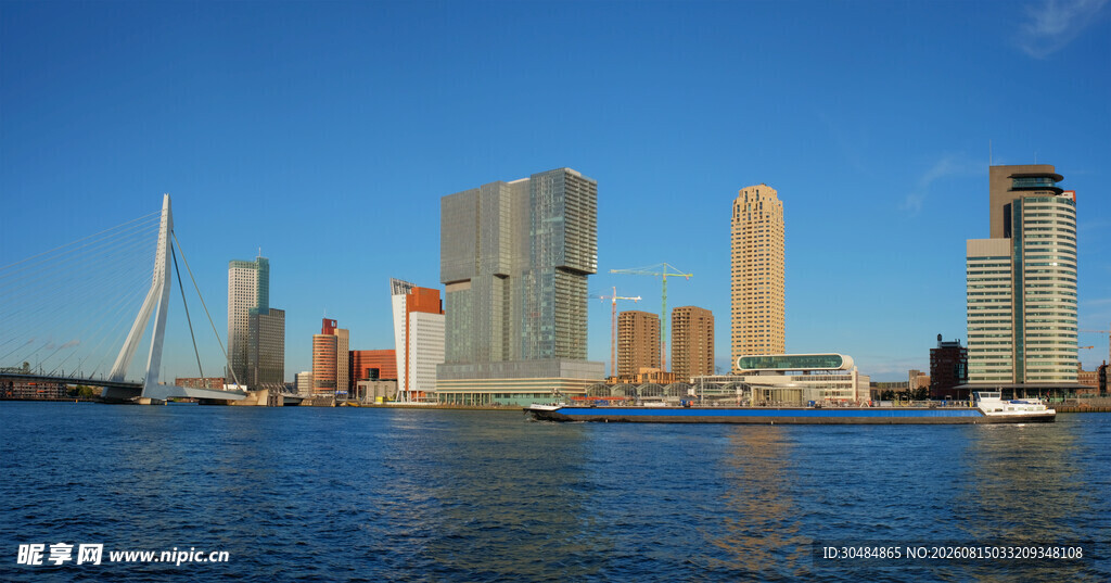 河畔现代都市天际线景观