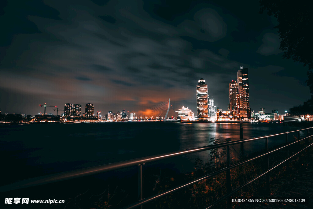 城市夜景中的璀璨灯火