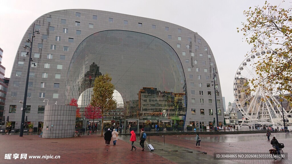 城市广场中的独特建筑景观