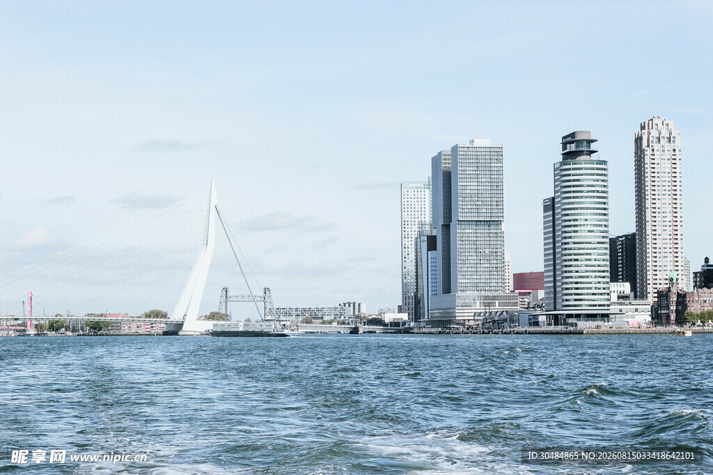 海上远眺城市高楼景观