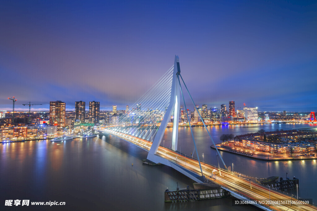 城市夜景中的跨海大桥