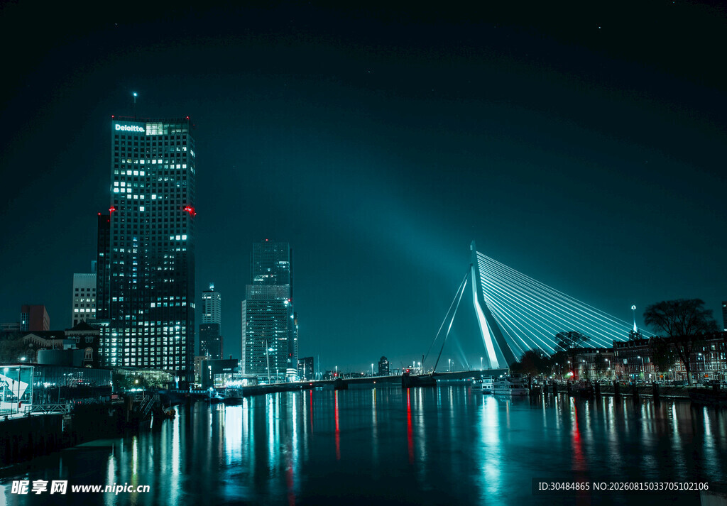 城市夜景中的璀璨桥梁