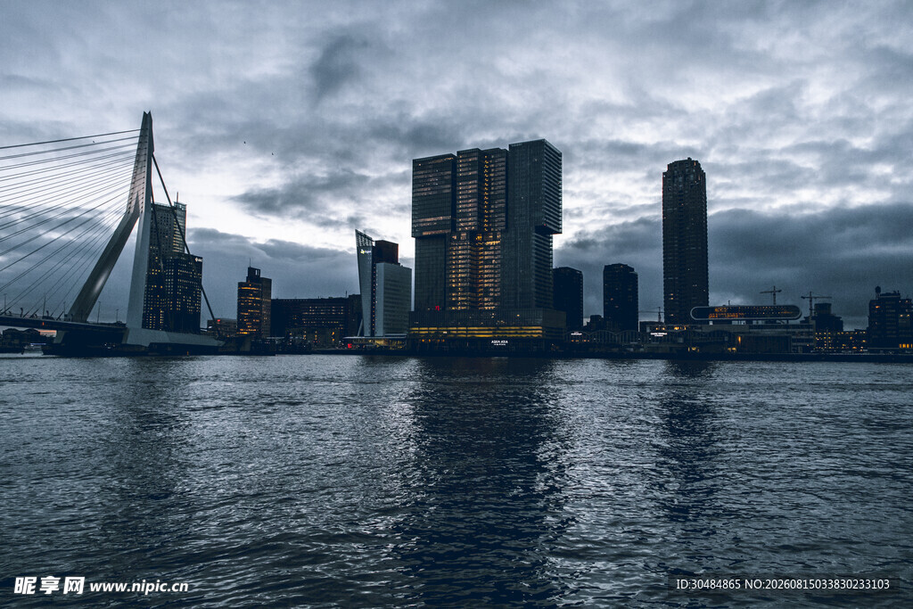 河畔城市景观