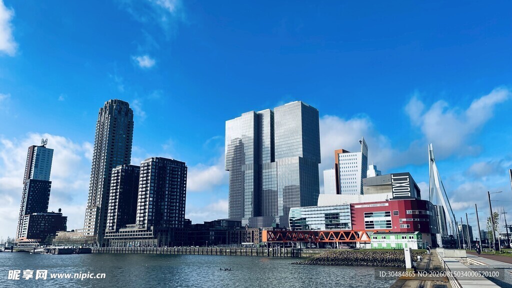 城市河畔的高楼景观