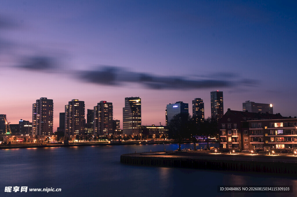 城市河畔夜景璀璨风光
