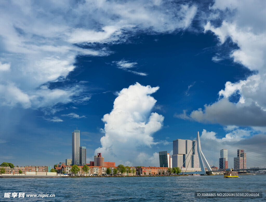 城市河畔蓝天白云美景