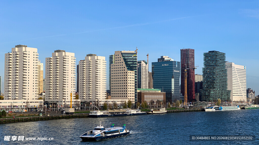 城市滨水高楼与游船景观