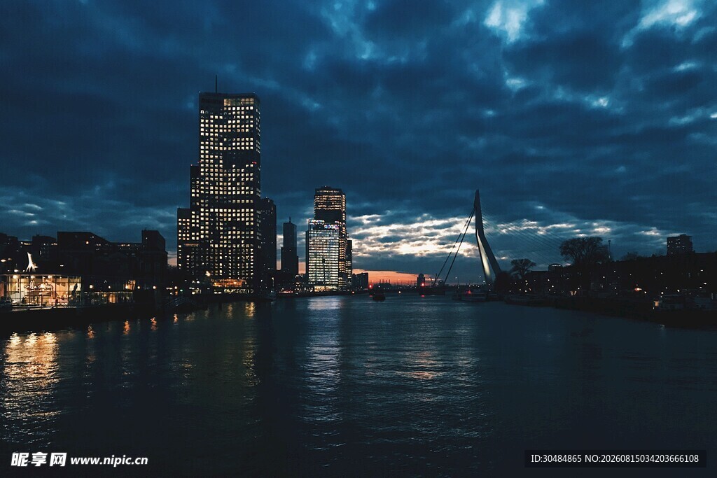 夜幕下的城市河畔景观