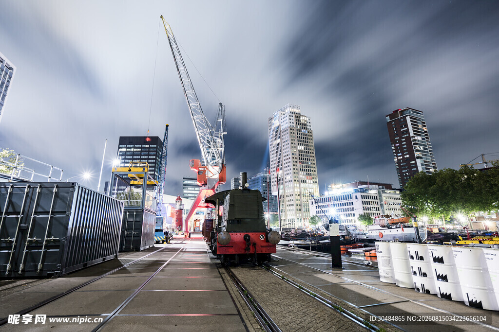 城市工地夜景中的施工景象