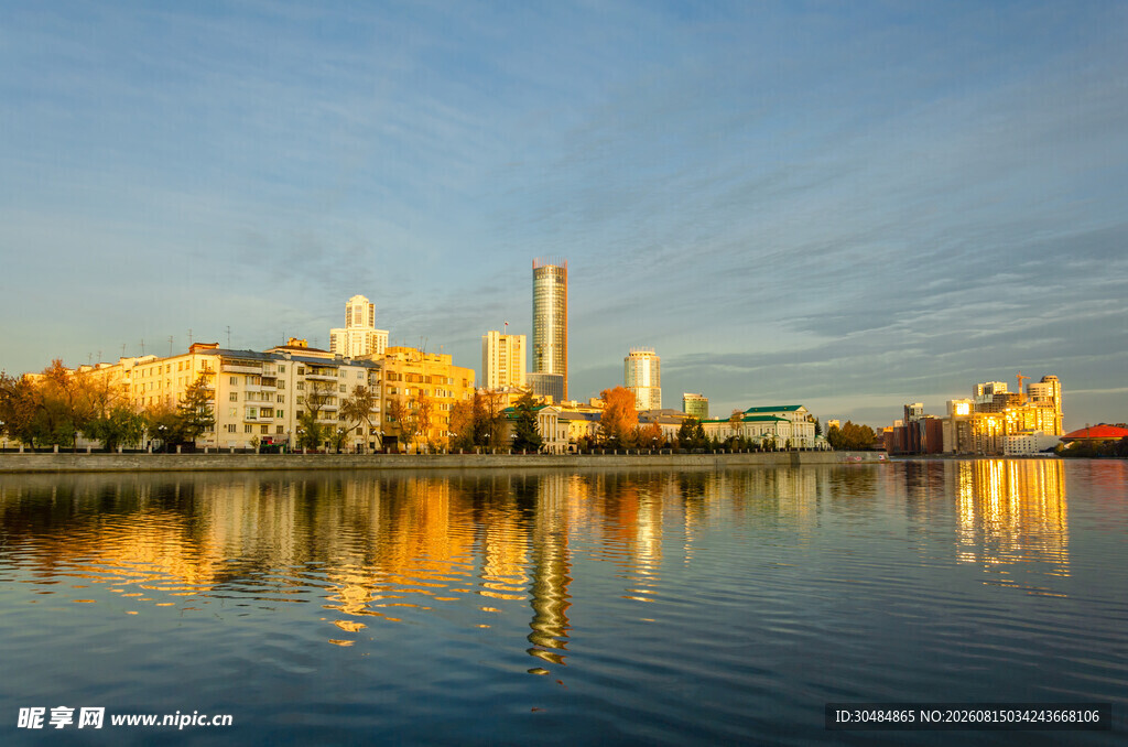 湖畔城市黄昏美景