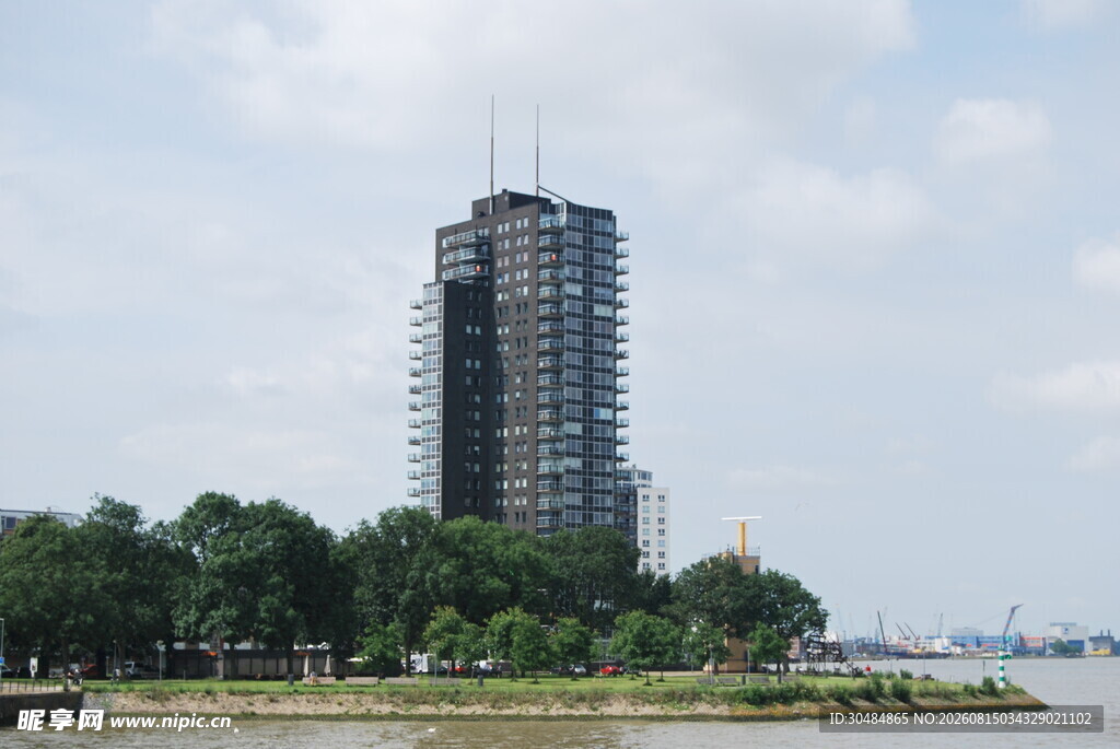 河畔在建高楼景观