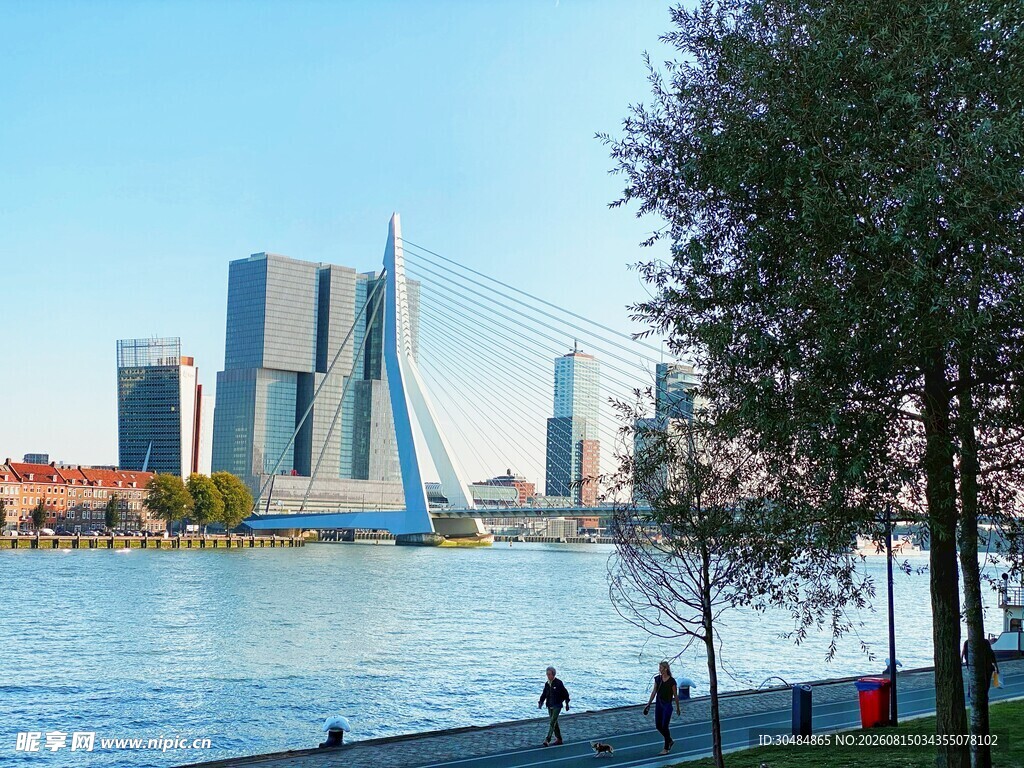 河畔城市风光