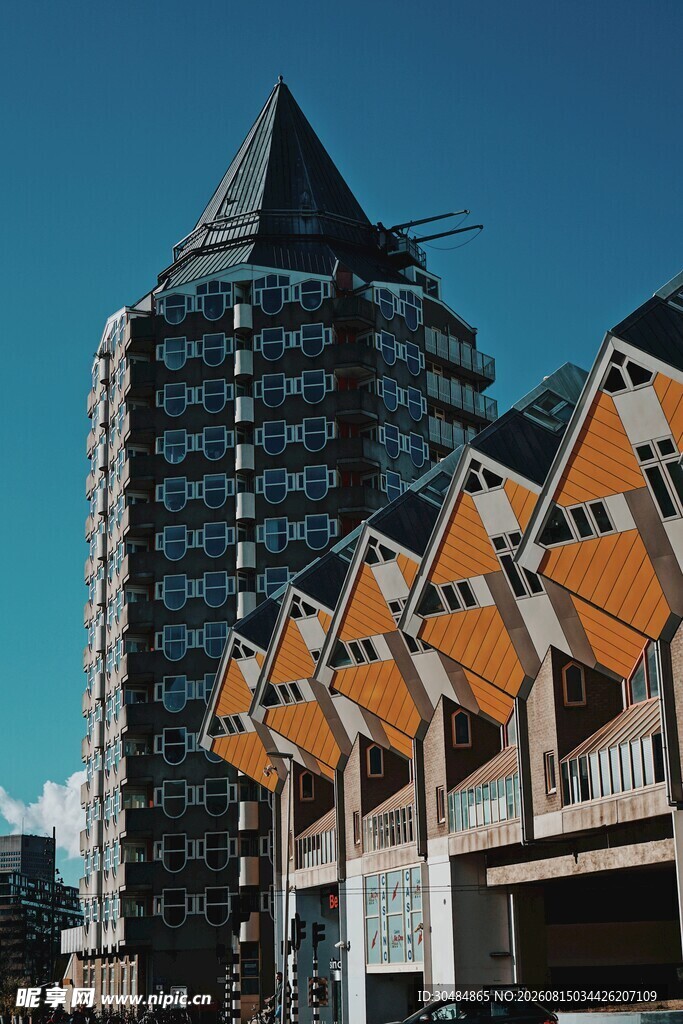 现代建筑与独特屋顶景观