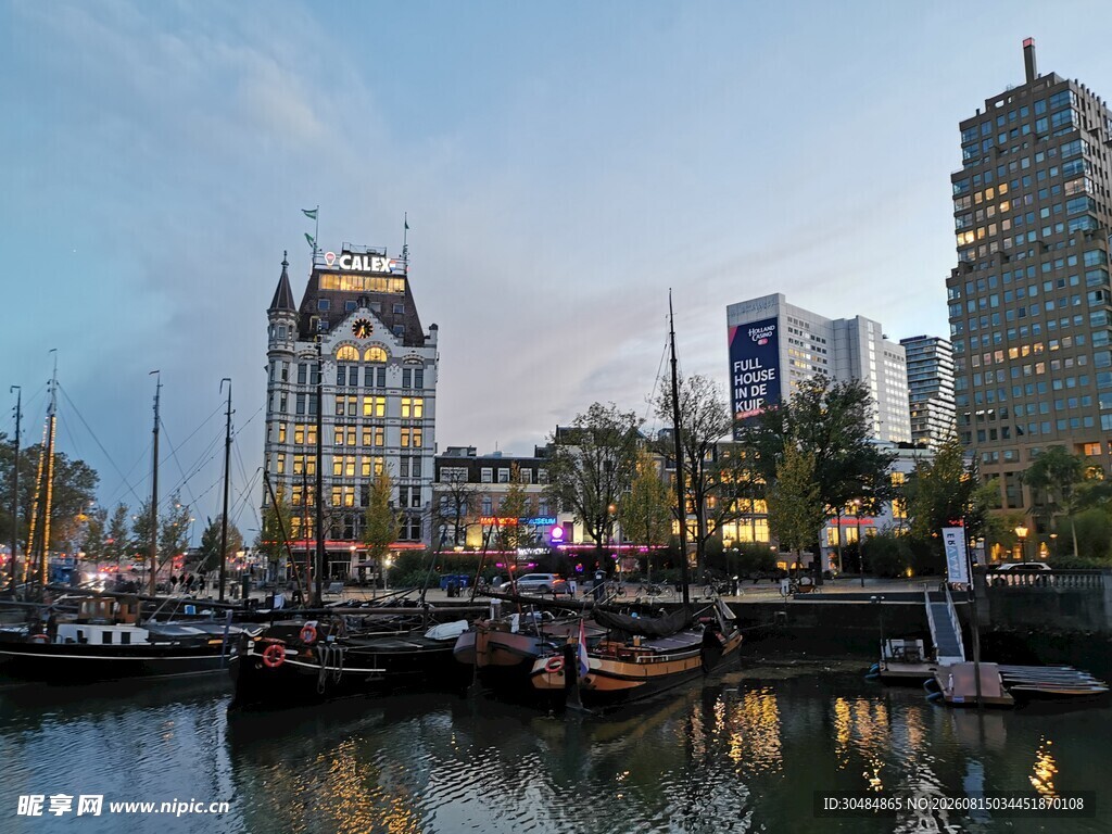 城市河畔夜景风光