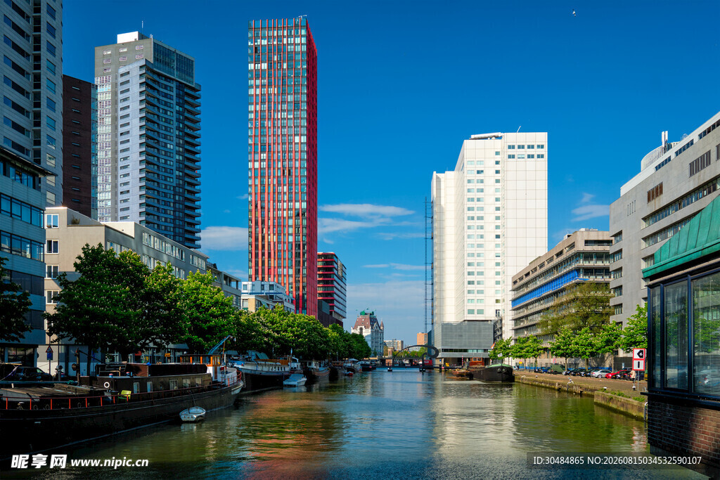 城市河畔的现代建筑景观