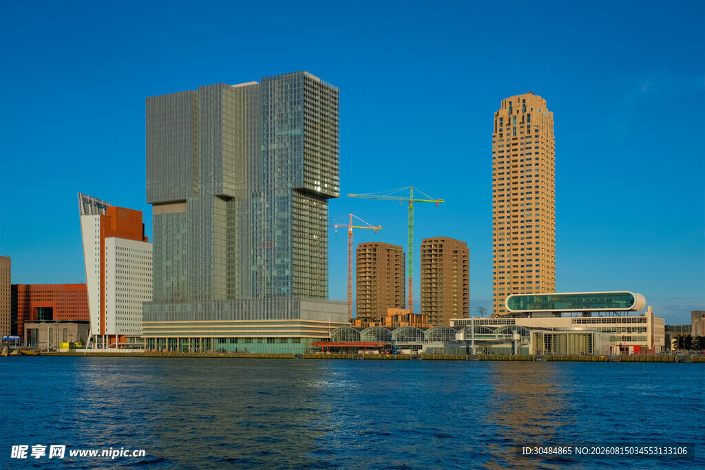 河畔城市高楼景观